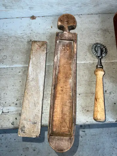 ASSORTED VINTAGE KITCHEN UTENSILS - MASHER GRINDER, View more