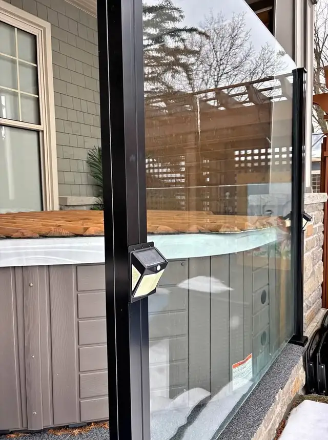 FREE - 6mm - 6' X 6' tempered glass with support posts in Free Stuff in Kawartha Lakes - Image 3