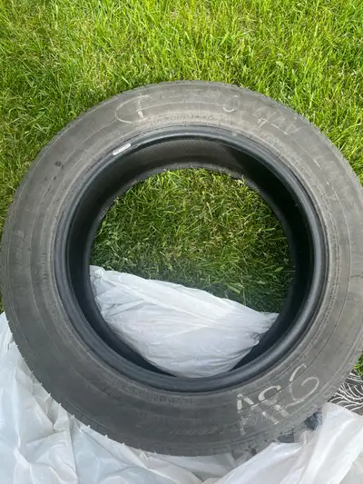 À vendre : ensemble assorti de 4 pneus quatre saisons usagés de marque Falken. Dimensions : 225/60R1...