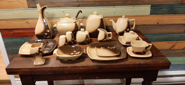 Vintage 1960’s Set de Vaisselles 84 mcs. Céramique de Beauce dans Art et objets de collection  à Granby