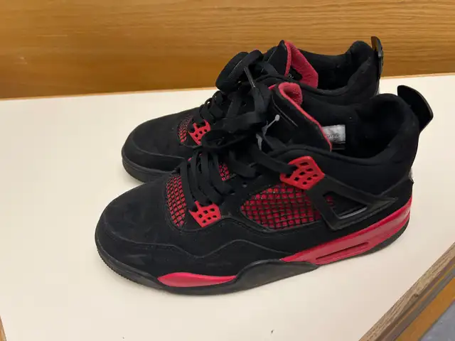 Air Jordan 4 sneakers 9.5 in Men's Shoes in Oakville / Halton Region - Image 4