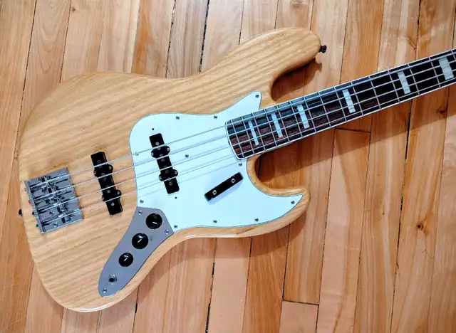 Fender 70s Reissue Jazz Bass JB75 in Guitars in Ottawa - Image 3