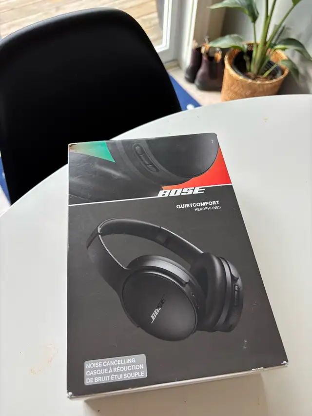 Bose QuietComfort Noise Cancelling Headphones in Headphones in Bedford - Image 3