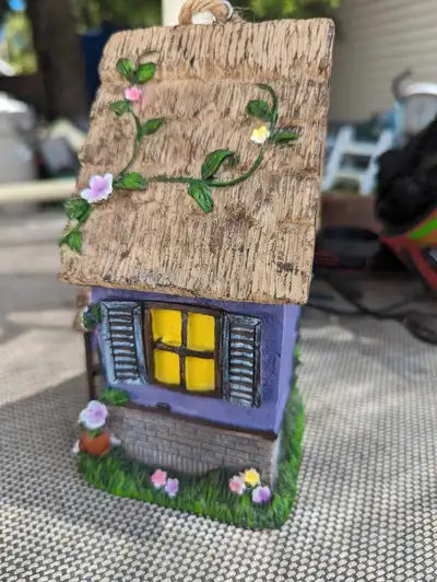 This is the cutest little bird house that I've ever seen. It's new. I'm Always willing To negotiate...