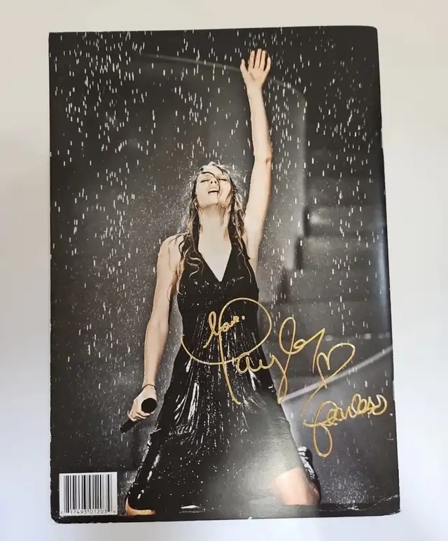 Taylor Swift Fearless Tour Book in Arts & Collectibles in Calgary - Image 3
