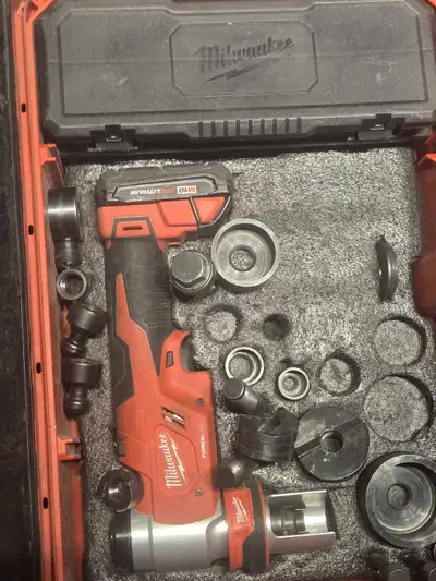This Milwaukee M18 FORCE LOGIC 10T knockout tool kit is perfect for making quick and clean holes in...