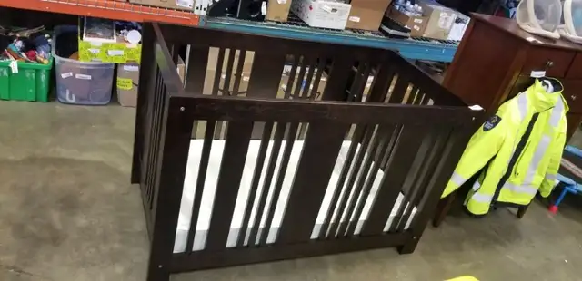 CRIB MODERN STYLE CONVERTIBLE - DAY BED - YOUTH BED - SINGLE BED in Beds & Mattresses in Delta/Surrey/Langley - Image 2