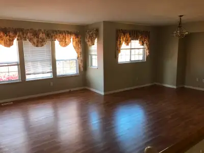 Spacious Upper Floor Home in Walnut Grove - Ideal for Families!