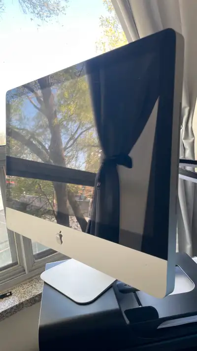 Imac for sale, this is not working. Maybe you can repair it for yourself or a demo computer. OBO