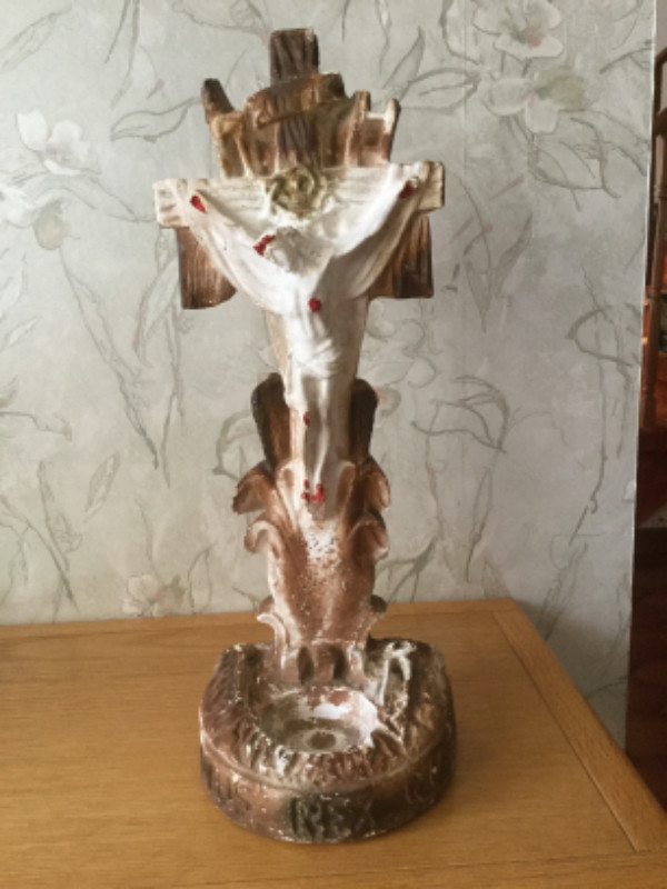 Ancien (1938) crucifix en plâtre, sur base pour lampion (QC.) dans Art et objets de collection  à Longueuil/Rive Sud - Image 2