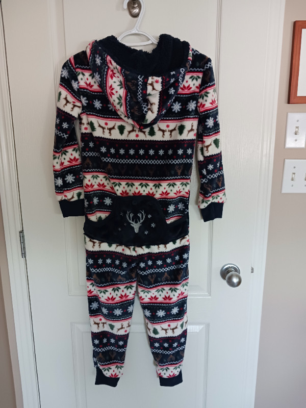 NWT - kids Christmas pajamas with bum flap - size 7/8 dans Fêtes et événements  à Winnipeg - Image 2