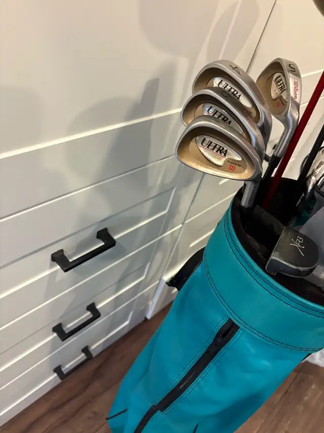 women’s right handed golf clubs and bag  in Golf in Guelph - Image 4