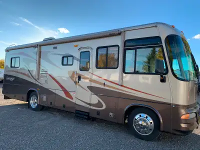 33 feet long. Ford 6.8 litre gas V10 motor. Rear bedroom, 2 large sliders with cover-awnings, 1 larg...