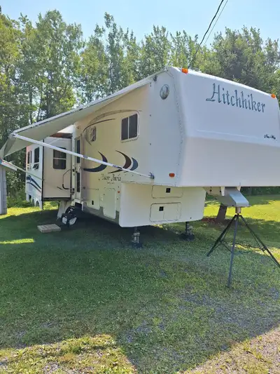 2004 Nu-Wa Hitch Hiker Discover America Touring Coach 35' Three slides, 14,000 GVW. Complete enclose...