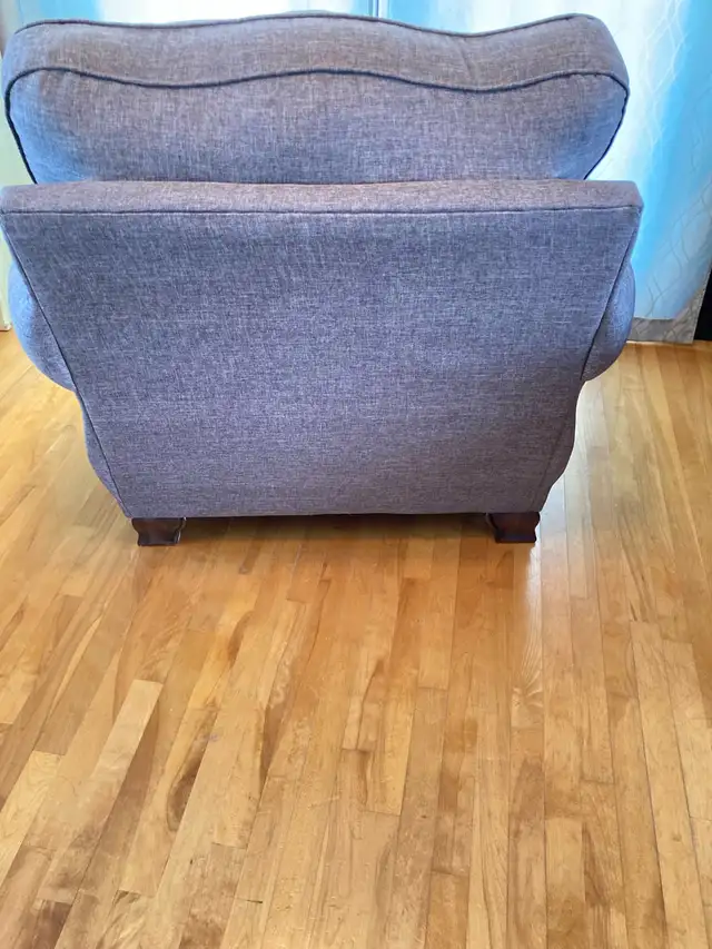 like new large quantity Canadian made chair perfect condition  in Chairs & Recliners in Charlottetown - Image 4