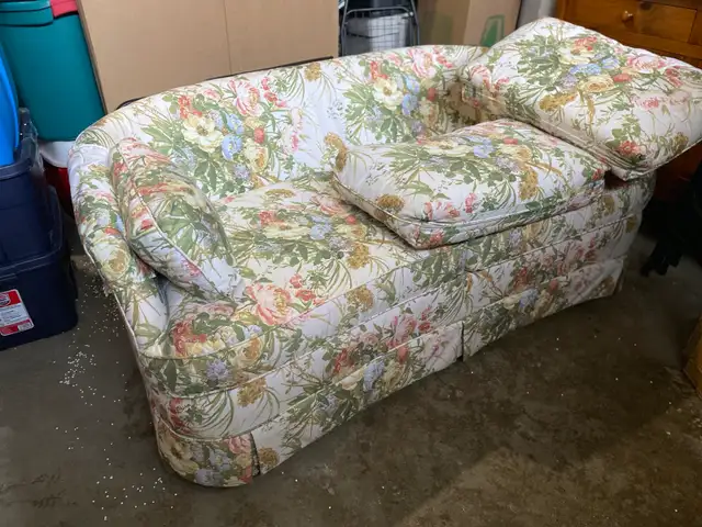 Beautiful Solid Construction Floral Couch in Couches & Futons in Peterborough - Image 5