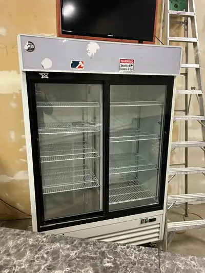 This used commercial fridge is perfect for storing beverages or food items, equipped with sliding do...
