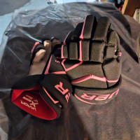 Brand new 12" girls Hockey Gloves (Bauer Vapor) 