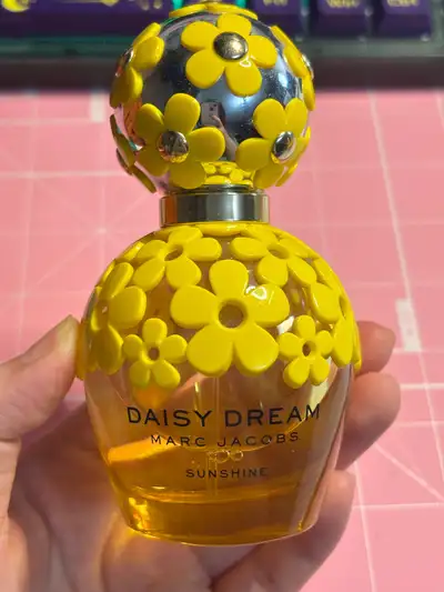Indulge in the radiant charm of Marc Jacobs Daisy Dream Sunshine, a used perfume with a cheerful flo...