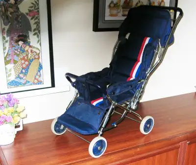 Vintage Doll's Stroller. (early to mid 1980's). Excellent condition, no rips, tears or damage.