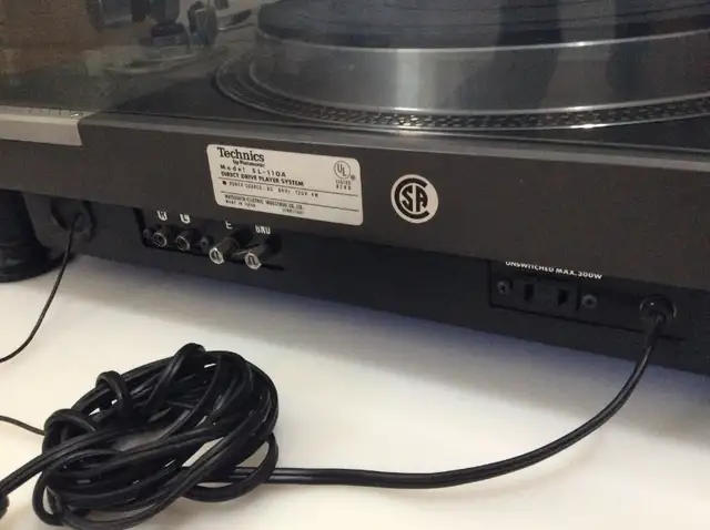 Technics SL-110A Original Direct Drive turntable . in Stereo Systems & Home Theatre in Mississauga / Peel Region - Image 9