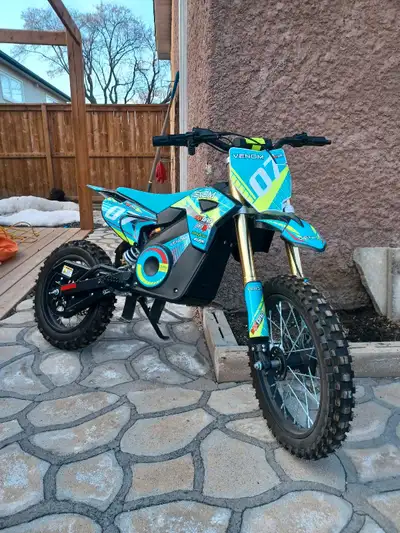 Brand new Venom edirtbike 1600w 48 volts lithium battery. My son ride it for 2 hours. Come with trai...