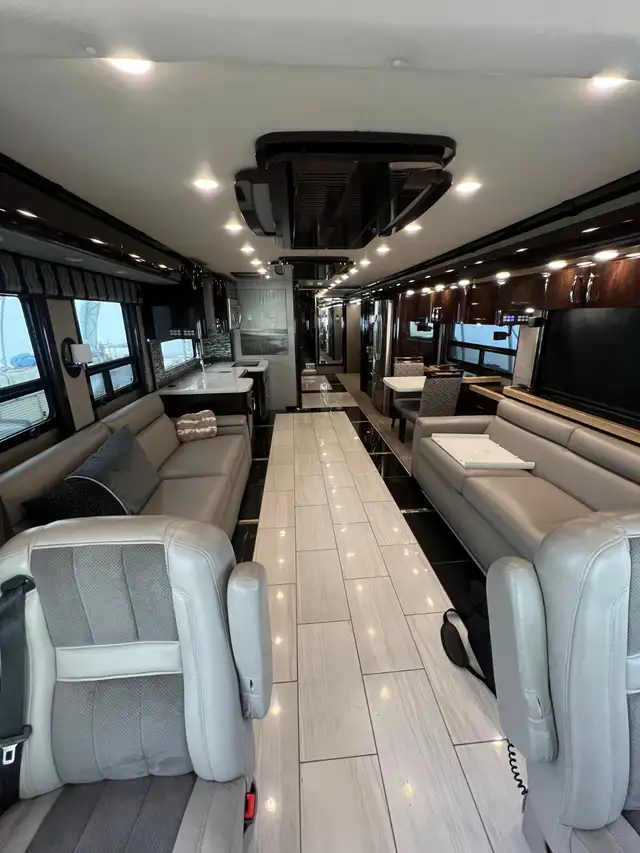 MINT!! 2017 American Eagle Heritage Series 45A Class A Motorhome in RVs & Motorhomes in Kamloops - Image 5