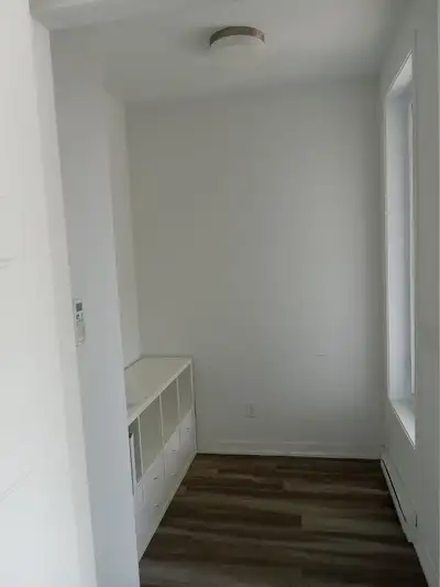 Ce grand 3 ½ climatisé avec terrasse privative de 19 m² offre une superbe vue sur le golf du Parcour...