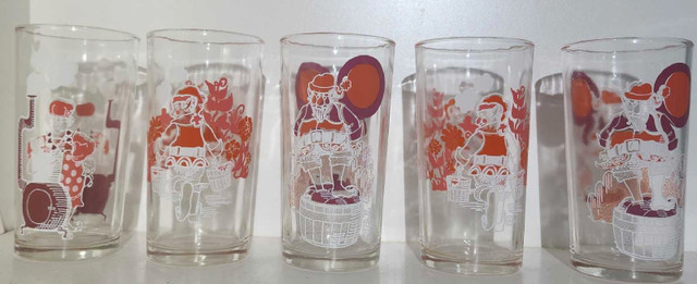 Vintage set of 5 tumblers , elves doing chores MCM 1970s in Arts & Collectibles in Sault Ste. Marie - Image 2