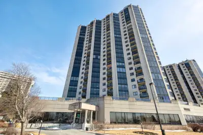 Situé au 11ème étage d’un édifice sécurisé relié au métro Longueuil, ce grand condo de 1 550 p.c. vo...