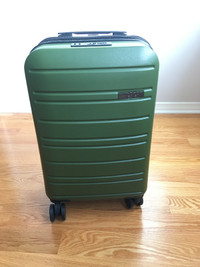 CARRY ON 19" Spinner 8 Whell Hardshell Luggage