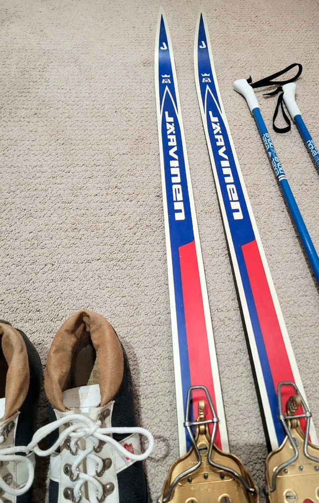 Cross Country Ski set - Waxless - Womens 8 - 8.5 or Mens 7 - 7.5 in Ski in Winnipeg - Image 2