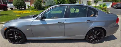 Well-maintained, low-kilometer 2011 BMW 328i xDrive is an exceptionally rare find. Finished in a Gre...