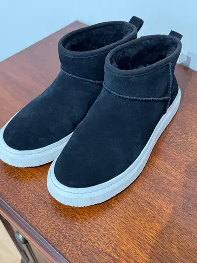 UGG Alameda Mini Boot. Еxcellent condition. Material-suede. Size 9 (EU 40). There is no fur inside t...