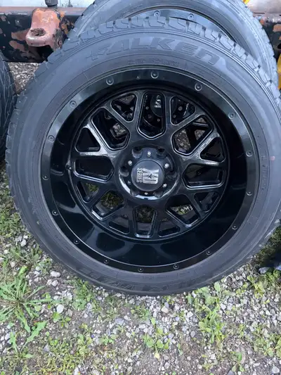 Selling a set of 20x10 xd wheels with 295/45 tires. Bolt pattern is 6x139.7 , fits Chevy/gm
