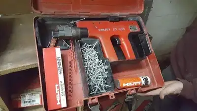 Cloueur à poudre Hilti, View more