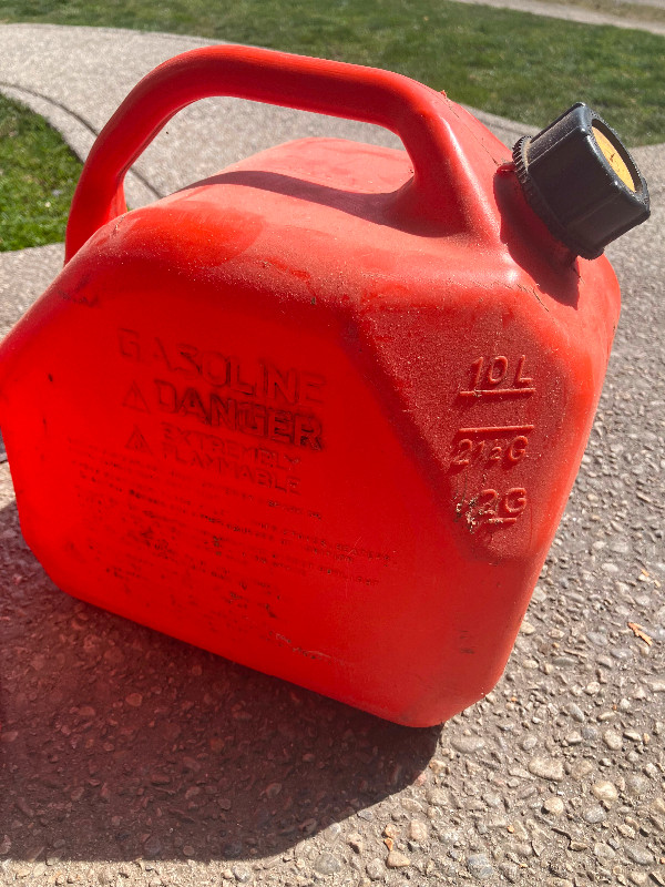 Gas cans in Outdoor Tools & Storage in St. Catharines
