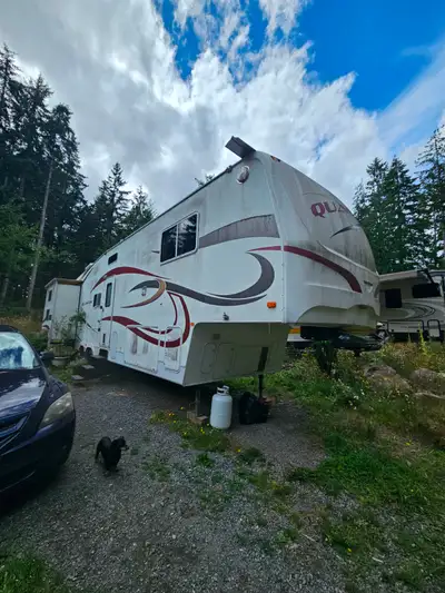 2007 30ft 5th wheel travel trailer. I have owned this for almost 5 years. It has been stationary sin...