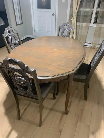 Table et chaises antiques, View more