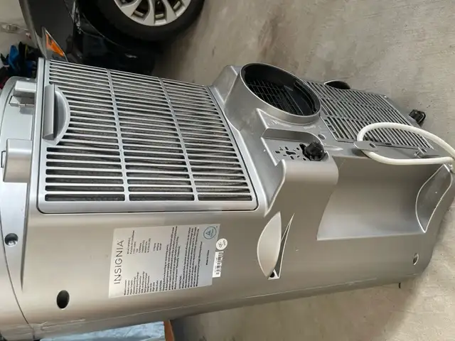 INSIGNIA portable air conditioner in Heaters, Humidifiers & Dehumidifiers in Hamilton - Image 6
