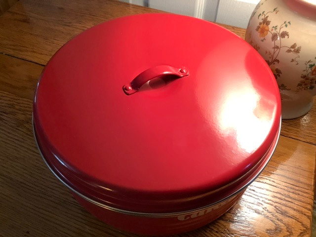 Vintage Typhoon Round Cake Storage Container in Kitchen & Dining Wares in Belleville - Image 4