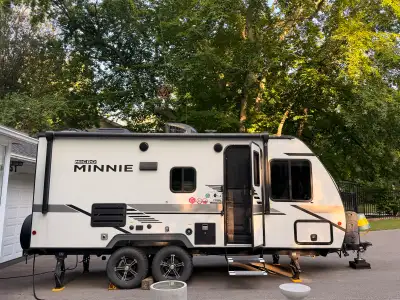 Very well-maintained Winnebago Micro Minnie 2100BH travel trailer for sale. Extremely lightweight, a...