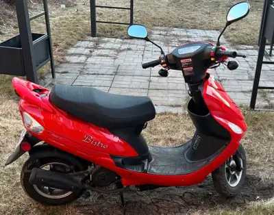 Scooter Bistro acheté neuf en 2022 chez Nordik à Trois-Rivières. Il a toujours été conduit par ma fi...