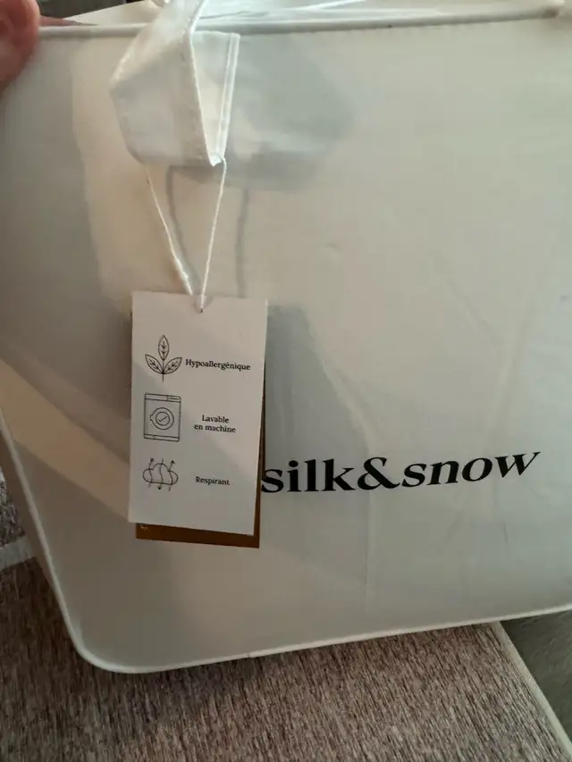 silk & snow down duvet (brand new) in Bedding in Ottawa - Image 4