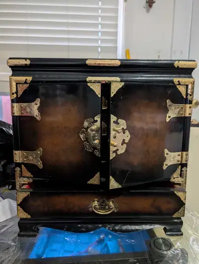 Je vends ce coffre Voici ses spécifications : - Il a plusieurs tiroirs - Il y a beaucoup d'espace de...