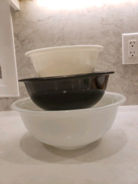 Black& white Pyrex bowl1990 USA, pyrex 322, pyrex 323, pyrex 325