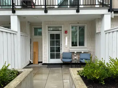 Only 2 years old Studio Located just a 10 minute walk from Burquitlam station and within 5km to Simo...