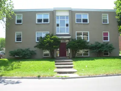 304 Yonge St. Spacious One Bedroom (close to Queens)