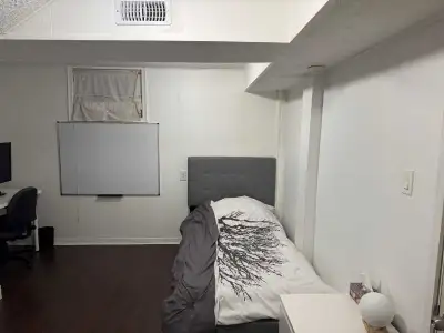 Basement private room for rent in Oshawa Room rent 600 CAD (Stevenson/Annapolis) Room rent for worki...