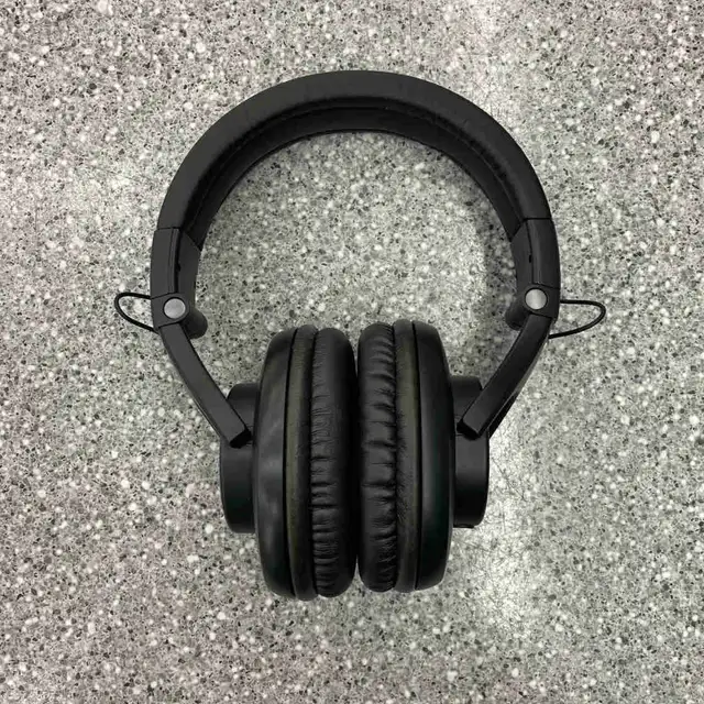 Shure SRH440 Studio Headphones in Headphones in City of Toronto - Image 3